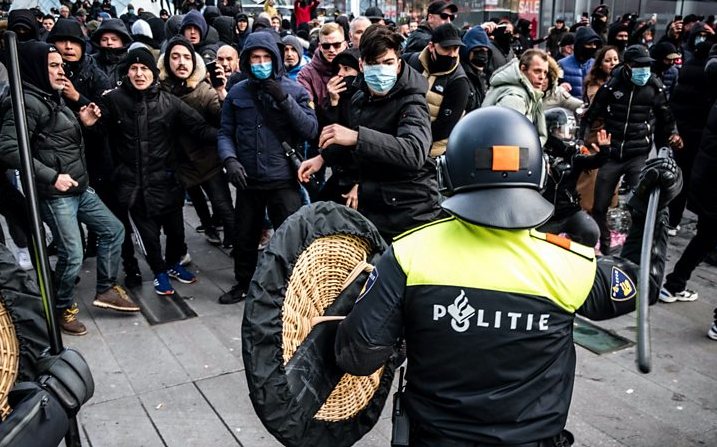 A treia noapte de violenţe în Olanda – Forţele de ordine au făcut mai mult de 150 de arestări