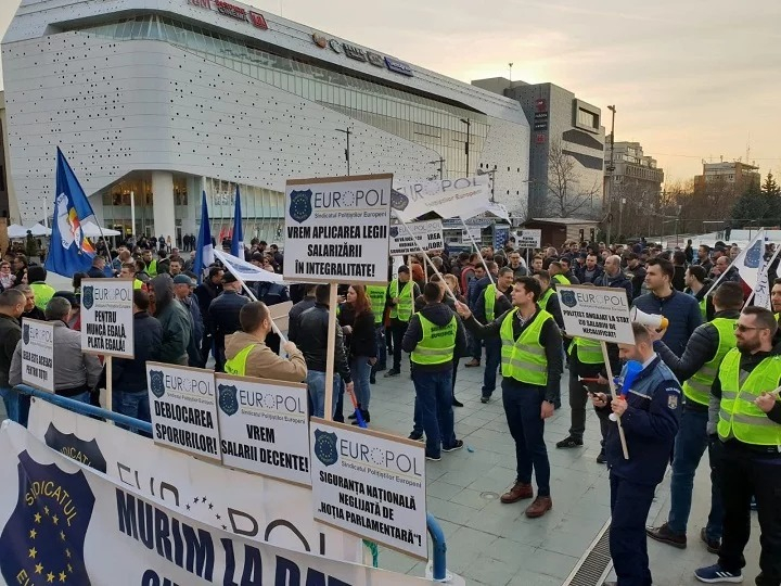 Nou protest al poliţiştilor în faţa MAI şi a mai multor prefecturi din ţară, miercuri/ Sindicatul Europol: Nu mai acceptăm să fim bătaia de joc a guvernanţilor, bătaie de joc care a atins limita suportabilităţii