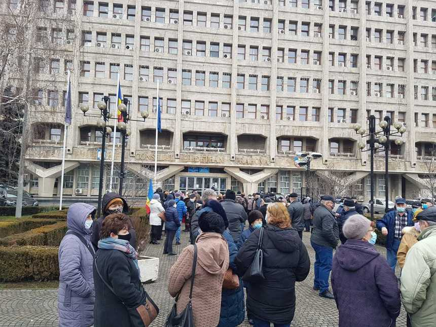 Protest al pensionarilor în faţa Prefecturii Ploieşti