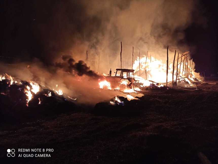 Pompierii din Galaţi intervin de peste 18 ore pentru a stinge un incendiu la un saivan/ Focul ar fi fost pus intenţionat – FOTO