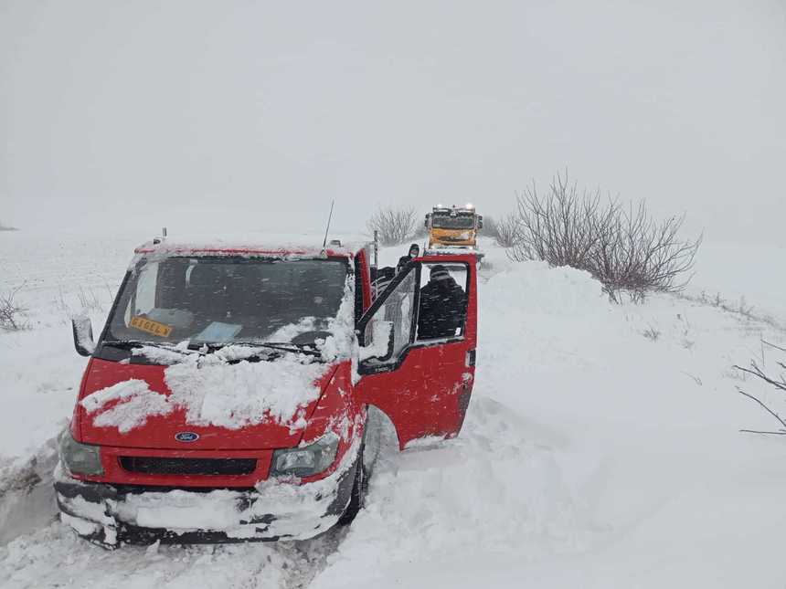 Aproape 200 de autovehicule cu 439 de persoane la bord, blocate pe drumuri din judeţul Constanţa / Toate drumurile judeţene şi naţionale au fost închise, cu excepţia DN 39, DN 39 A şi A2