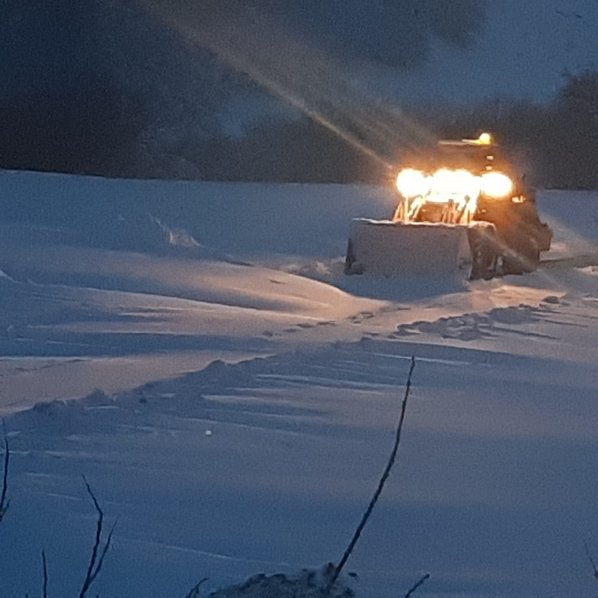 Constanţa: Au fost deblocate toate maşinile rămase în zăpadă/ Drumuri naţionale şi judeţene sunt în continuare închise, cu excepţia DN 39 şi A2 – FOTO, VIDEO