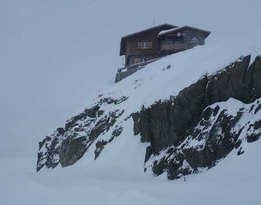 Drumul Transbucegi, închis din cauza unei avalanşe