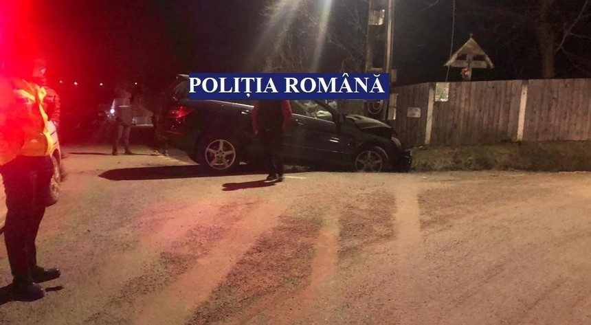 Bacău: Bărbat care transporta peste 12.000 de pachete de ţigări de contrabandă, prins după ce nu a oprit la semnalul Poliţiei şi a intrat cu maşina într-un stâlp