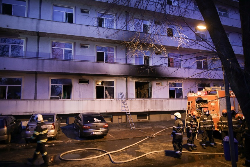 Protest în faţa Institutului „Matei Balş”; oamenii au pancarte cu mesaje precum „Opriţi măcelul din sănătate acum”