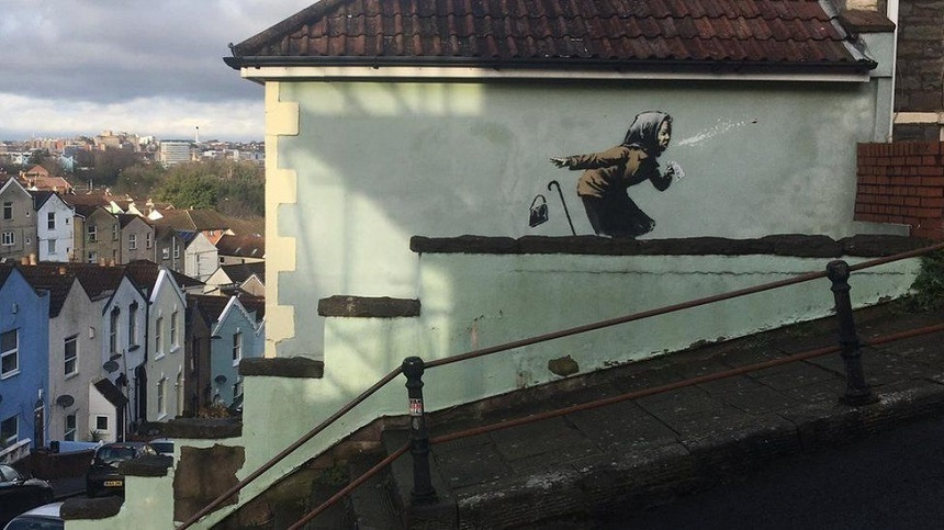 O nouă lucrare Banksy, în Bristol – „Aachoo!!” reprezintă o femeie strănutând căreia îi zboară proteza dentară