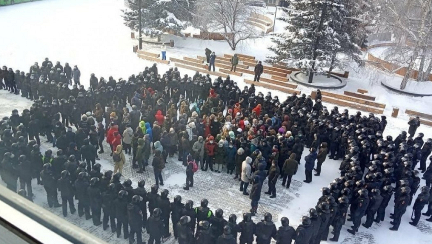 Susţinători ai lui Navalnîi cer eliberarea sa, în manifesaţii la sediul FSB din Moscova; cel puţin 261 de persoane arestate în 25 de oraşe; 10.000 de manifestanţi la Novosibirsk; proteste în Extremul Orient şi Siberia