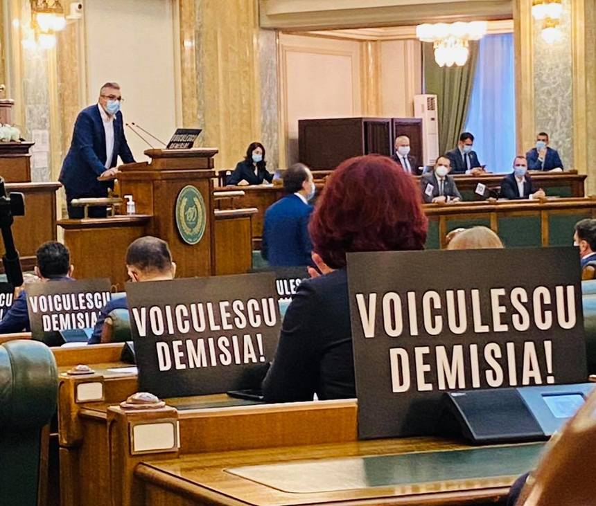 Senatorii şi deputaţii PSD au protestat luni în Parlament şi au cerut demisia ministrului Sănătăţii