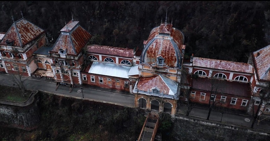 BBC: Tinerii din România se luptă să salveze staţiunea balneară imperială Băile Herculane – FOTO