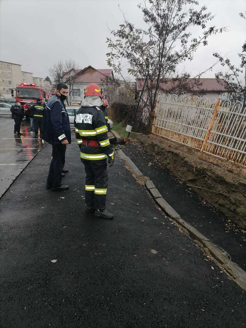 Vâlcea: Stradă din Râmnicu Vâlcea, afectată de o alunecare de teren / Pe DN 7A au căzut pietre de pe versanţi/ Judeţul se află sub atenţionare hidro Cod galben – FOTO, VIDEO