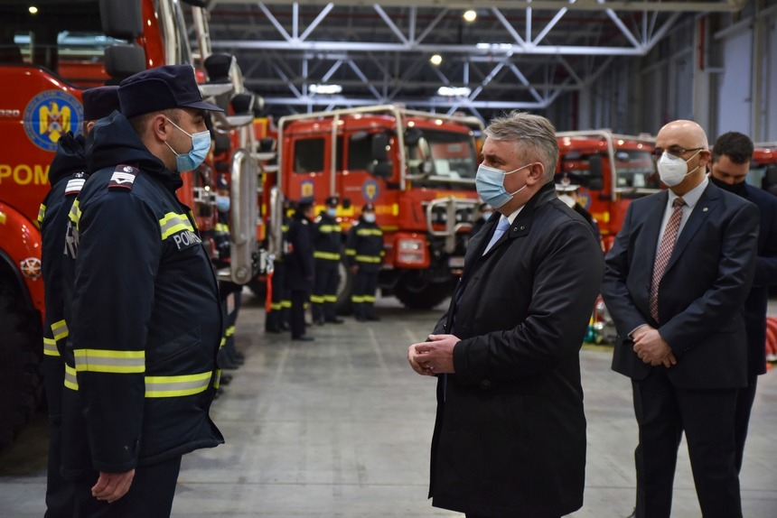 Primele zece autospeciale-cisternă cu capacitate de 3.000 de litri, destinate stingerii incendiilor de pădure, au fost recepţionate – FOTO