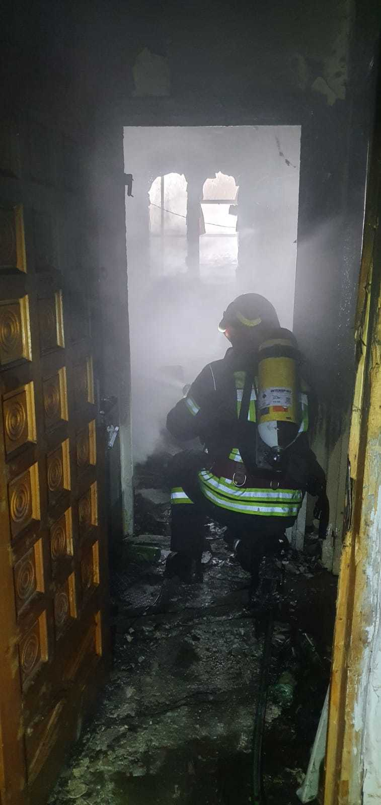 Teleorman: Copil de 13 ani, intoxicat cu fum în urma unui incendiu produs în garsoniera în care locuieşte – FOTO