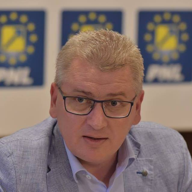 Florin Roman, mesaj pentru Vlad Voiculescu şi Cristian Ghinea: Îi sfătuiesc să se apuce de treabă. Nu mai avem timp de pierdut cu ştampile aruncate pe pereţi şi căutat prin sertare