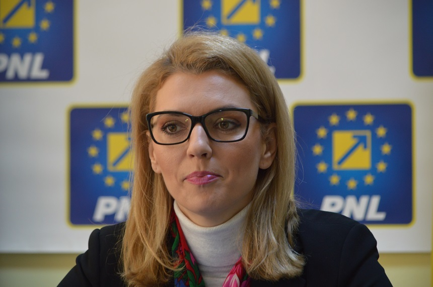 Senatorul PNL Alina Gorghiu propune ca profesorii trimişi în judecată pentru fapte împotriva libertăţii şi integrităţii sexuale să fie suspendaţi de la catedră