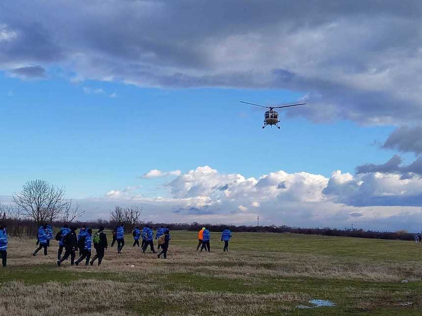 Zeci de oameni, câini de urmă, elicopter şi drone, pentru căutarea băiatului de şapte ani din judeţul Arad, care a dispărut în urmă cu aproape o lună – FOTO, VIDEO