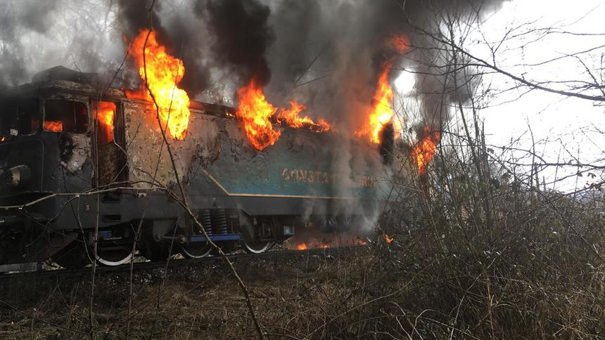 Incendiu la locomotiva unui tren care transporta cereale, în Caraş-Severin/ Circulaţia feroviară este întreruptă