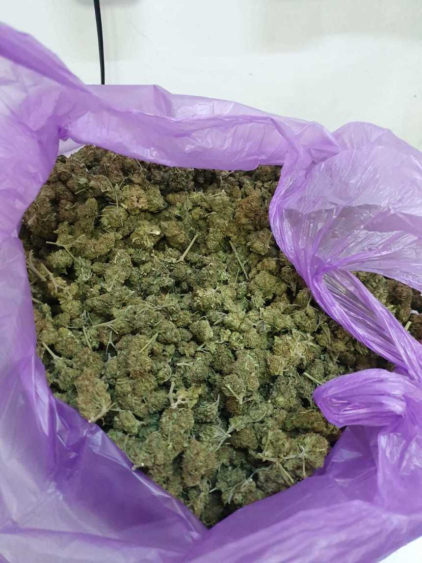 Prahova: Două persoane, reţinute pentru trafic de droguri de risc şi mare risc. La percheziţii s-au găsit 2,8 kilograme de cannabis, dar şi cocaină