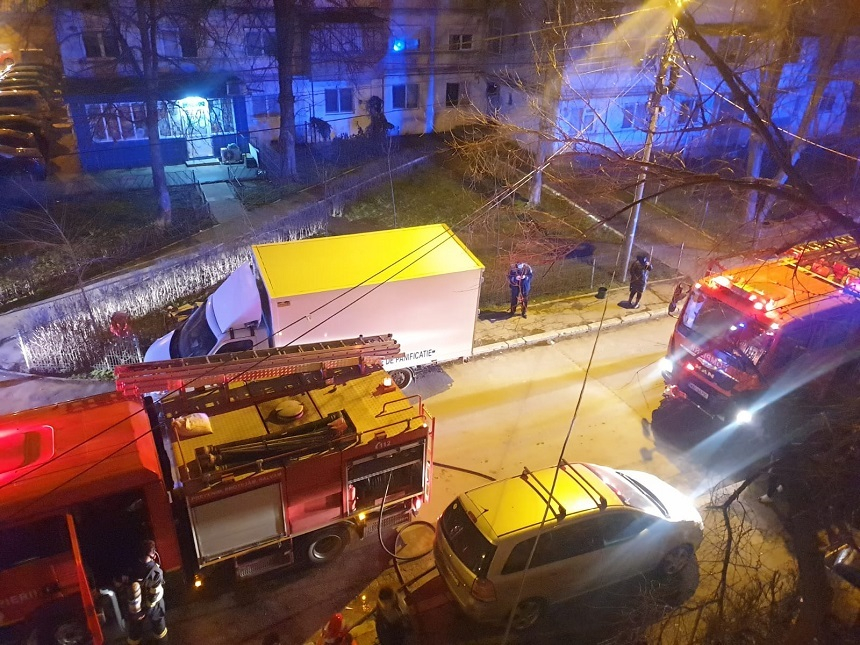 Galaţi – Un bărbat şi-a incendiat pentru a patra oară apartamentul. Opt persoane au fost evacuate – FOTO