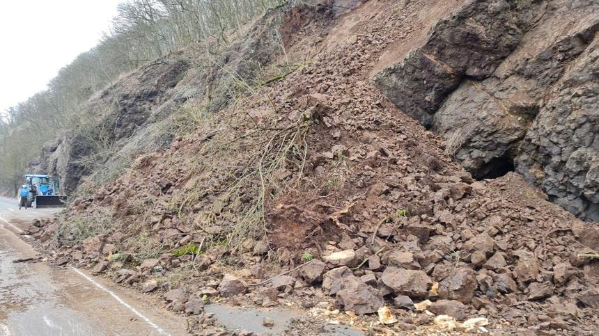 Circulaţie rutieră oprită pe DN7, în judeţul Arad, în urma unei alunecări de teren. Bucăţi de pământ şi piatră au căzut pe carosabil | FOTO, VIDEO