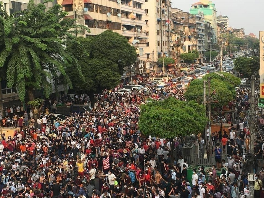 Myanmar – Mii de manifestanţi au ieşit în stradă în Yangon, în ciuda cenzurii şi arestărilor – VIDEO