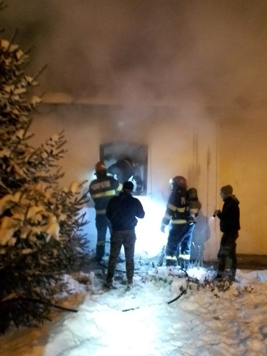 Biserică din judeţul Botoşani, distrusă într-un incendiu. Focul a fost provocat de jarul căzut din sobă – FOTO