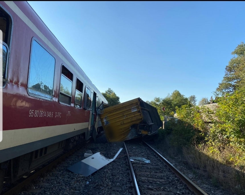 Vâlcea: Femeie lovită de tren, găsită în stare gravă de poliţişti / Mecanicul locomotivei a văzut-o când alerga spre tren