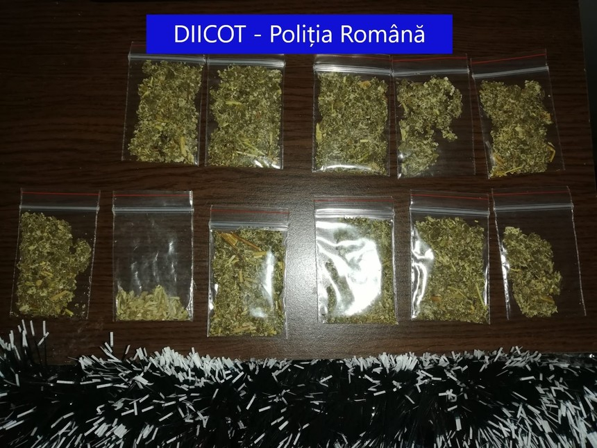 Două persoane au fost reţinute de procurorii DIICOT Iaşi pentru că ar fi vândut substanţe cu efecte psihoactive