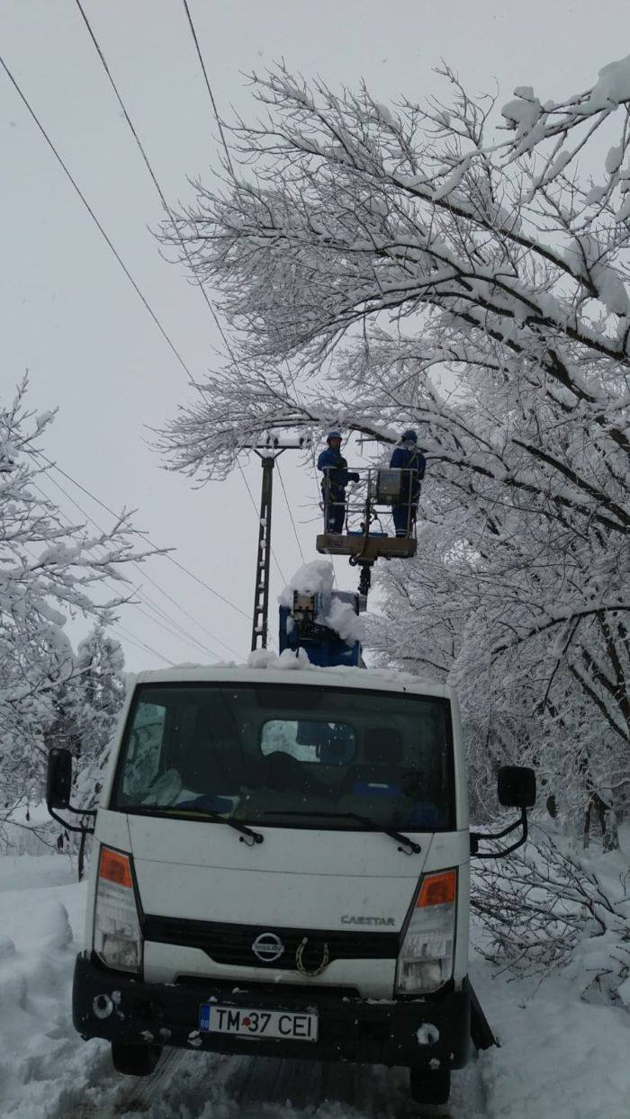 Un număr de 34 de localităţi din judeţele Iaşi, Botoşani şi Suceava au rămas fără energie electrică din cauza condiţiilor meteo nefavorabile