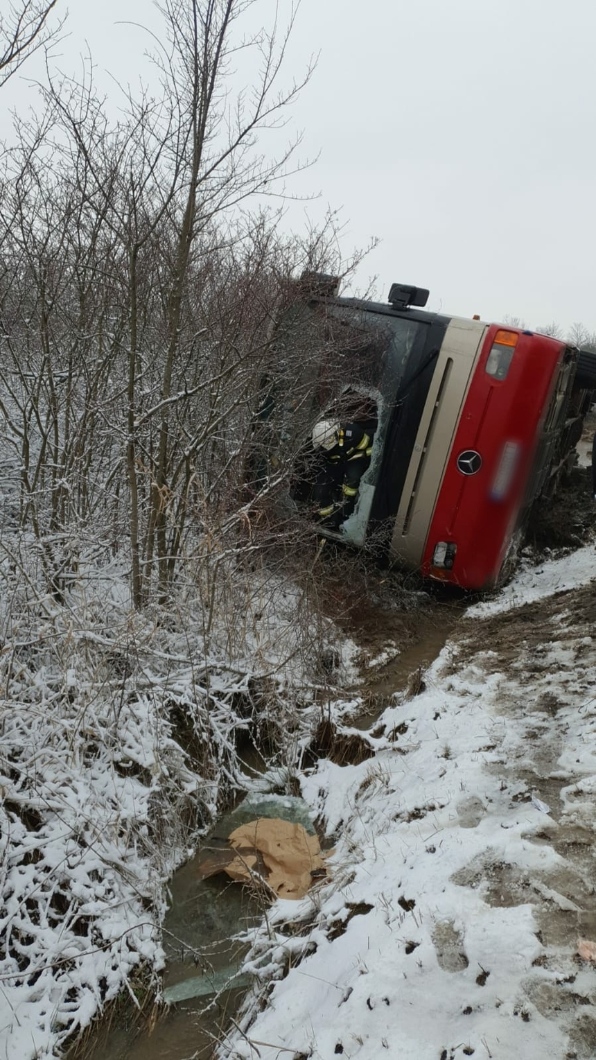 Plan Roşu de Intervenţie, după un accident rutier produs în Caraş-Severin, în care a fost implicat un autocar cu pasageri – FOTO