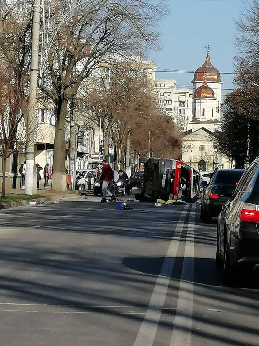 O autospecială SMURD care se deplasa la un caz medical s-a răsturnat în Brăila, după ce a fost lovită de un autoturism/ Cei trei ocupanţi au ambulanţei, transportaţi la spital