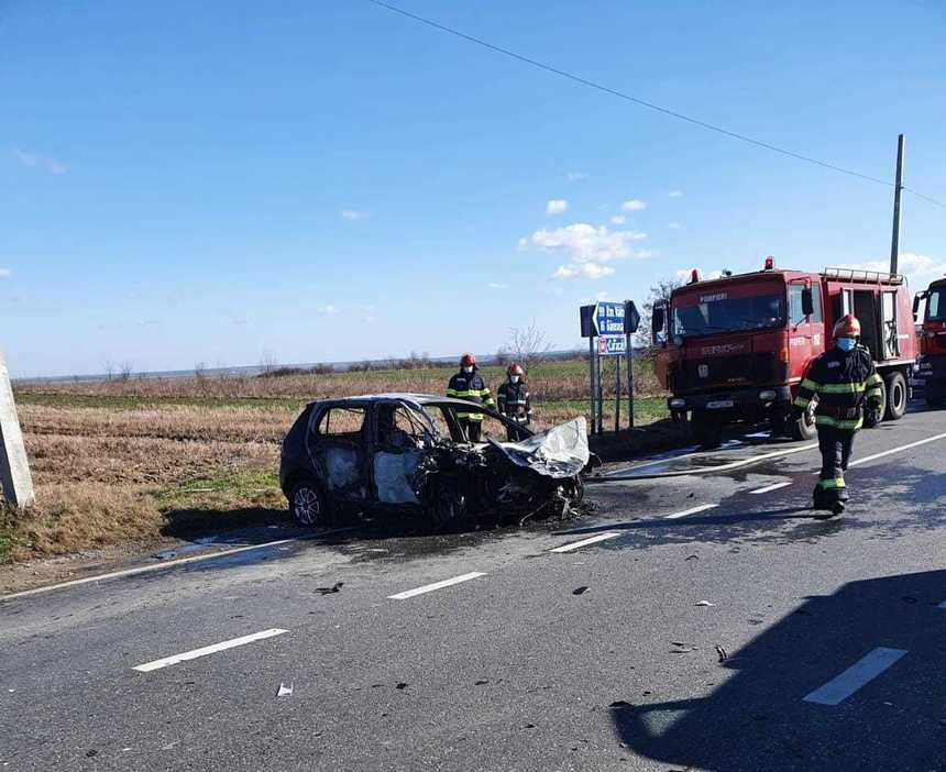 Olt: Accident între un autoturism şi o maşină de pompe funebre. Autoturismul a luat foc, iar patru persoane au fost rănite – FOTO, VIDEO