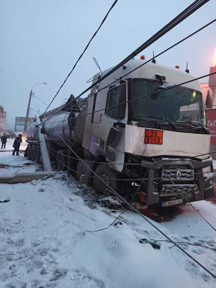 Cisternă încărcată cu 35 de tone de combustibil, implicată într-un accident pe DN 1, pe Valea Prahovei – FOTO