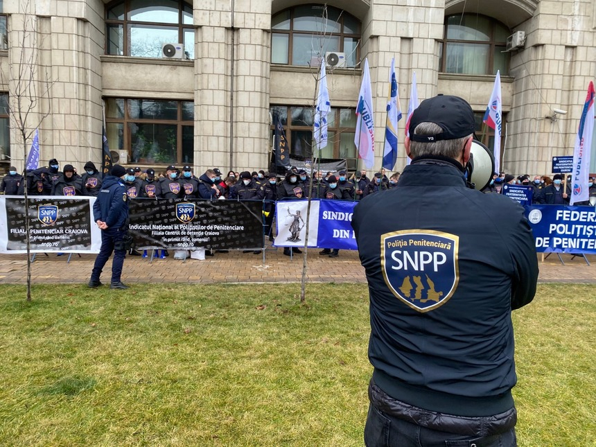 Val de proteste în Bucureşti – Sindicalişti din Ministerul de Interne, ceferişti şi angajaţi din sistemul sanitar pichetează sediul Guvernului şi al partidelor de coaliţie / Proteste anunţate şi în faţa mai multor prefecturi