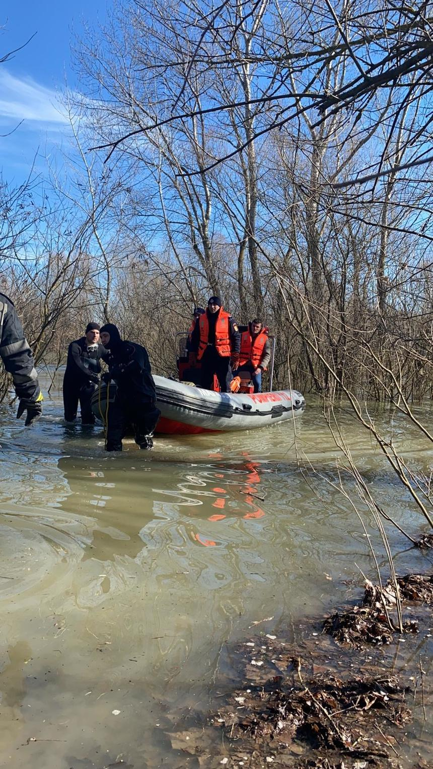 Teleorman: Doi pescari au fost găsiţi morţi după ce barca în care se aflau s-a răsturnat în apele Dunării. Incidentul a fost anunţat de un alt pescar care a reuşit să se salveze – FOTO, VIDEO