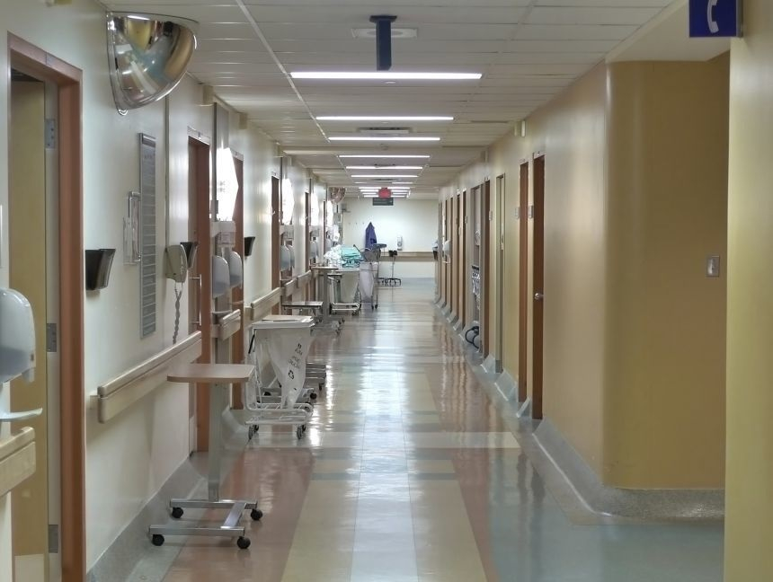 Buzău – O adolescentă de 14 ani din Buzău, dusă de mama sa la spital pentru că acuza dureri lombare, a născut. Atât fata, cât şi mama sa, negaseră iniţial posibilitatea unei sarcini