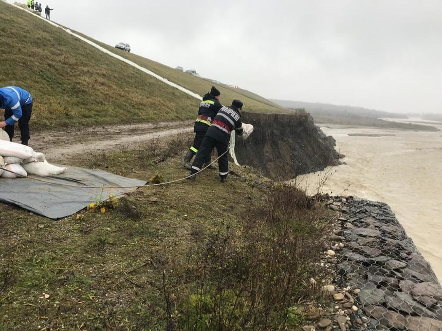 Prahova: Nouă avertizare hidrologică cod portocaliu pe râul Teleajen, unde sâmbătă un dig a cedat în apropierea unei rampe de gunoi/ Pompierii lucrează pentru securizarea digului – FOTO/ VIDEO