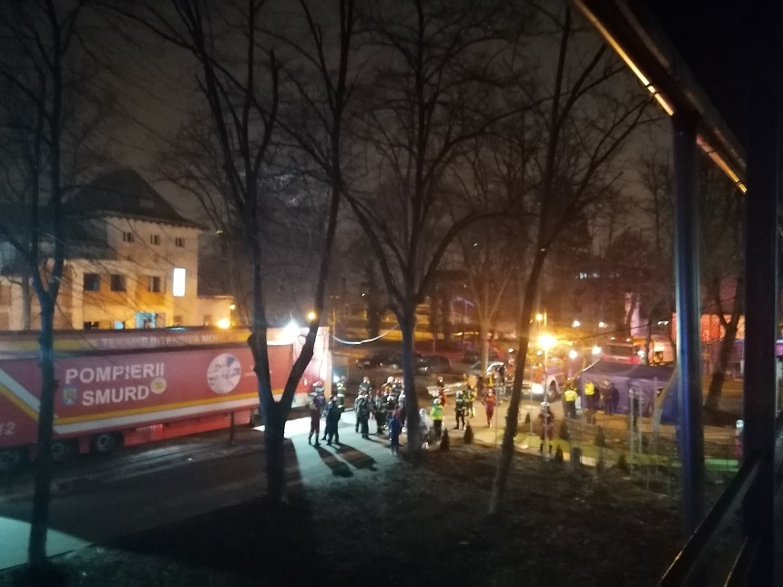 Incendiu secţia mobilă ATI de la Institutul Marius Nasta. Un ventilator extern degajă fum