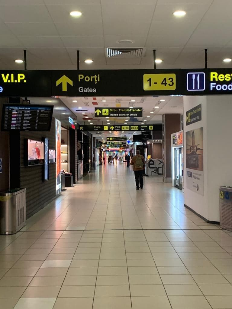 Compania Naţională Aeroporturi Bucureşti a avut în 2020 pierderi de 120,3 milioane lei, iar veniturile au scăzut mai mult de jumătate faţă de 2019. Traficul de pasageri a scăzut cu 70%, iar numărul de zboruri s-a înjumătăţit