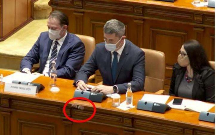 Dan Barna, criticat după ce un angajat al Parlamentului a fost chemat să-i ridice ochelarii de pe jos, oferă propria versiune a celor întâmplate: Înţeleg totuşi că nu am făcut chiar bine şi îmi pare rău de gestul meu