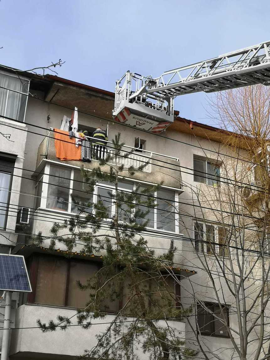 Vrancea: O femeie a fost închisă pe balcon de nepotul în vârstă de trei ani / Pompierii au intrat în apartamentul situat la etajul al treilea pe geamul de la baie / Copilul, încântat de desfăşurarea de forţe, a aplaudat la finalul operaţiunii – VIDEO