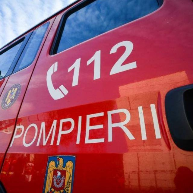 Zeci de persoane evacuate după un incendiu izbucnit la un magazin din Petroşani, aflat în apropierea unui bloc de locuinţe