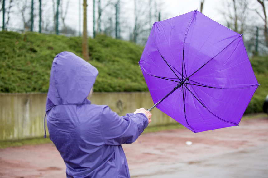 Informare meteorologică de vânt puternic, până luni la prânz/ În zonele joase rafalele vor ajunge la 45 – 55 de kilometri la oră, iar în zonele montane la 80 – 90 de kilometri la oră