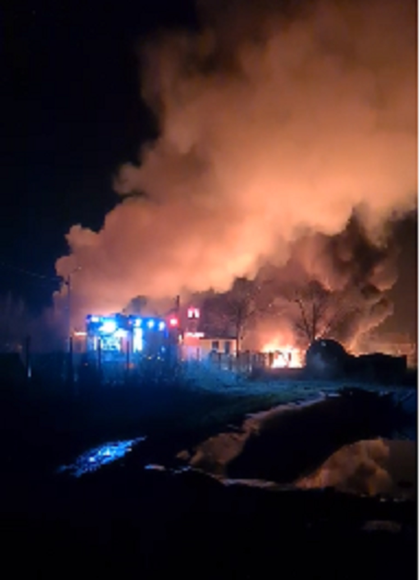 UPDATE – Cauza probabilă a incendiului care a cuprins luni seară o fabrică de produse pe bază de ţiţei din Prahova, folosirea unui dispozitiv de sudură, fără respectarea normelor / Care e starea celor doi bărbaţi răniţi / Anunţul Ministerului Sănătăţii