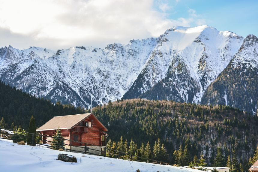 INS: Sosirile în structurile de primire turistică au scăzut în luna ianuarie cu aproape 40%, la 480.900 persoane, faţă de ianuarie 2020