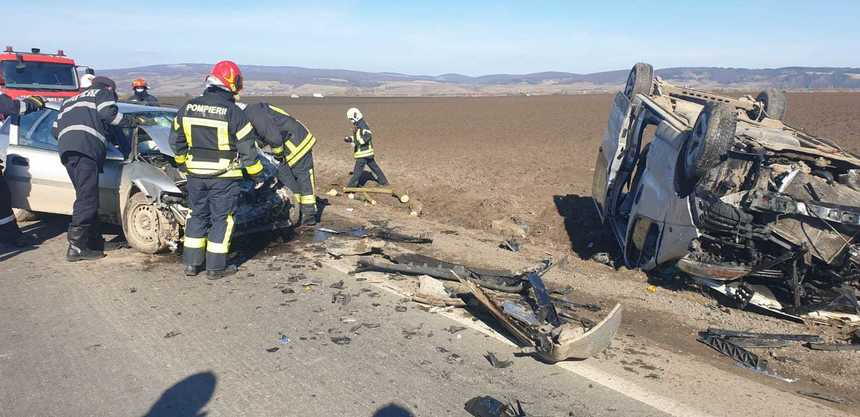 Braşov: Accident în care au fost implicate un microbuz cu pasageri şi un autoturism, pe DN 13/ Unsprezece persoane primesc îngrijiri medicale