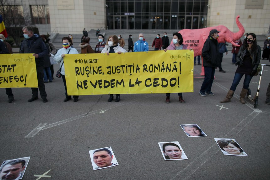 Protest la Tribunalul Bucureşti faţă de decizia în Dosarul 10 august – Protestatarii au bannere şi au proiectat pe clădirea instanţei mesajul ”Judecăm şi noi ceva?” – FOTO / VIDEO