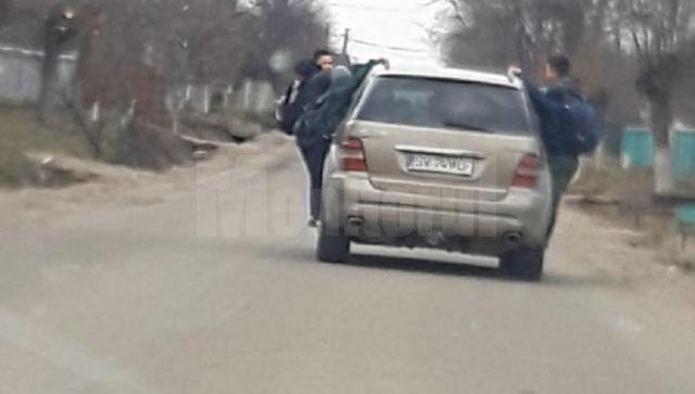 Suceava: Verificări ale poliţiştilor după publicarea unor imagini cu copii transportaţi pe barele metalice ale unei maşini / Şoferiţa a fost amendată, iar părinţii copiilor care s-au agăţat de maşină au fost avertizaţi