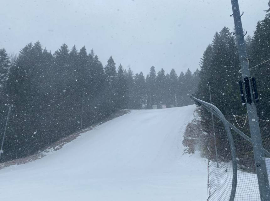 Sute de turişti, pe pârtiile de mare altitudine din Sinaia, unde se schiază – VIDEO