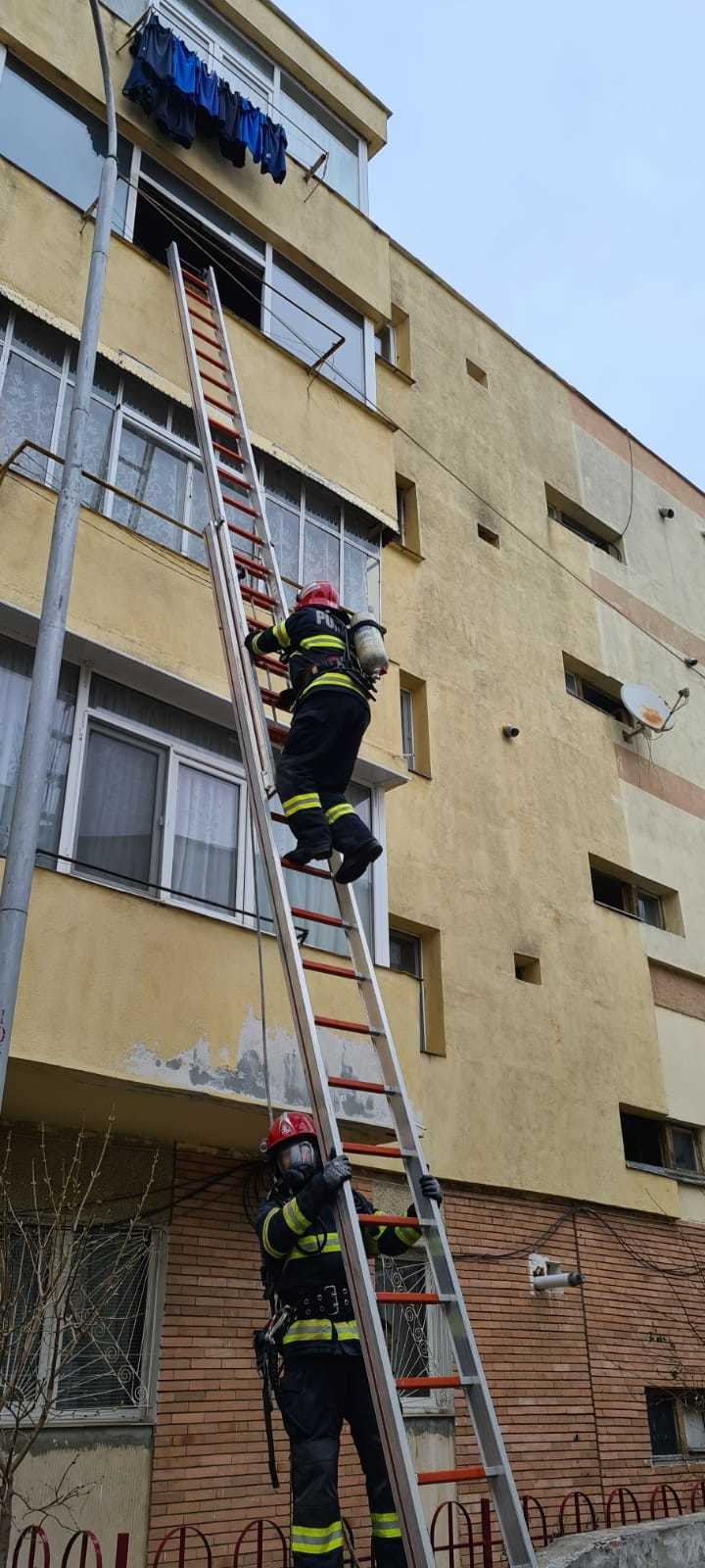 Argeş: Locatari evacuaţi dintr-un bloc din Mioveni din cauza unui incendiu