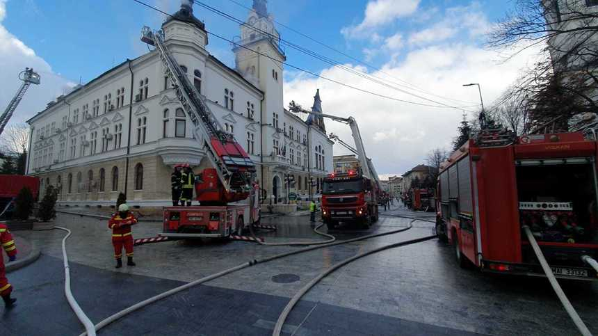 Incendiul de la acoperişul Palatului Administrativ din Suceava a fost localizat/ Pompierii îndepărtează învelitoarea de tablă, sub care mai sunt resturi care fumegă – FOTO, VIDEO